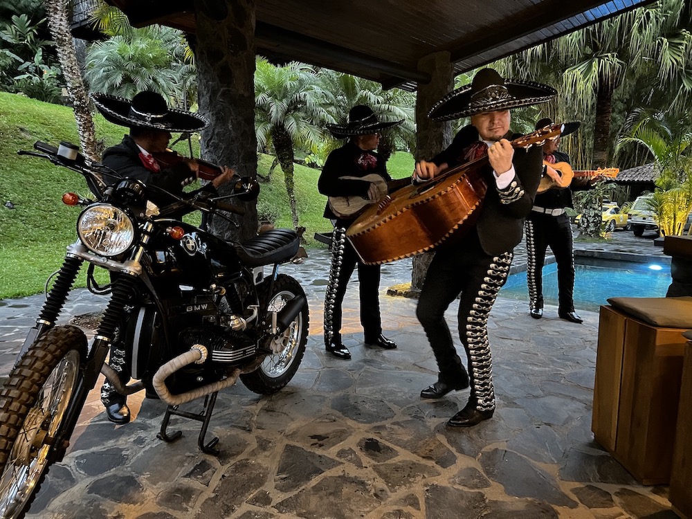 Rally Touring Mariachis in Equis